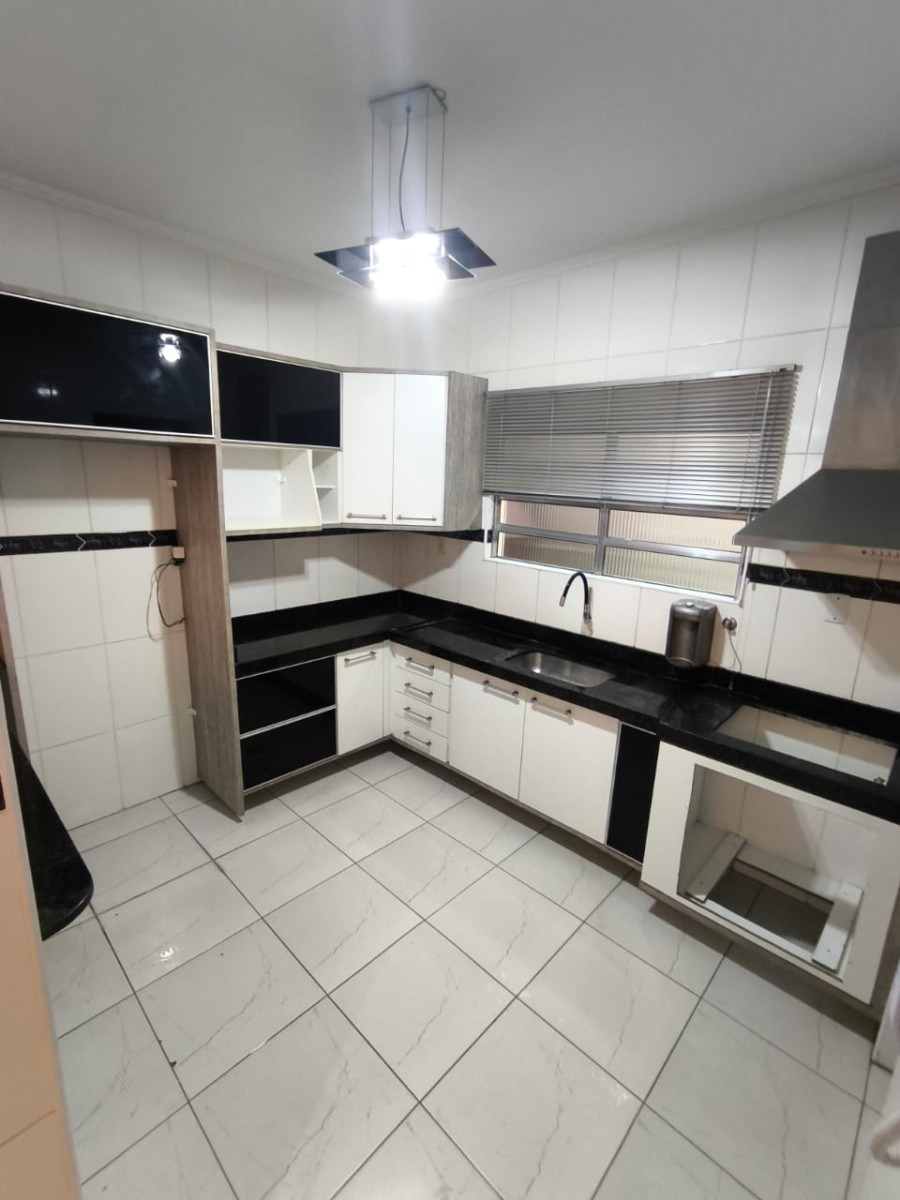 Casa 2 dormitórios à venda com área pra churrasqueira com garagem em São Vicente SP