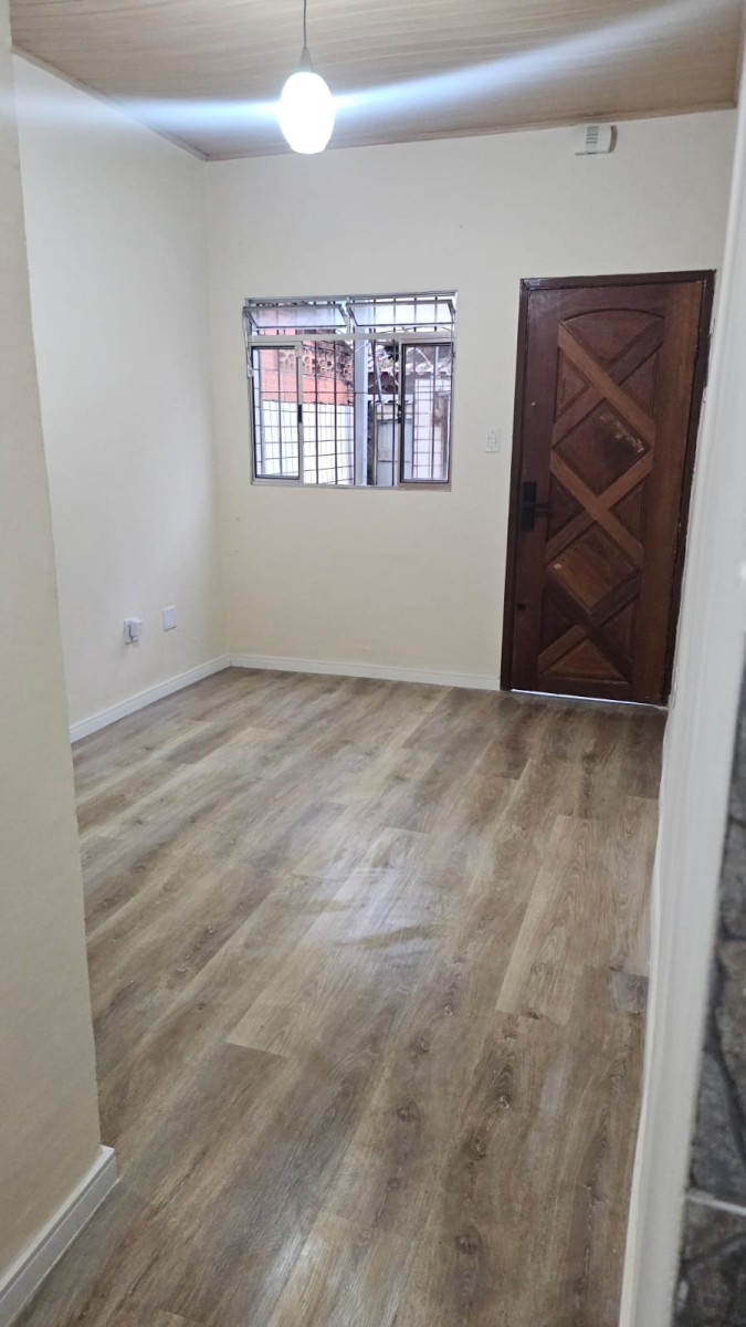 Casa à venda de 2 dormitórios, com garagem no Centro da cidade de São Vicente SP