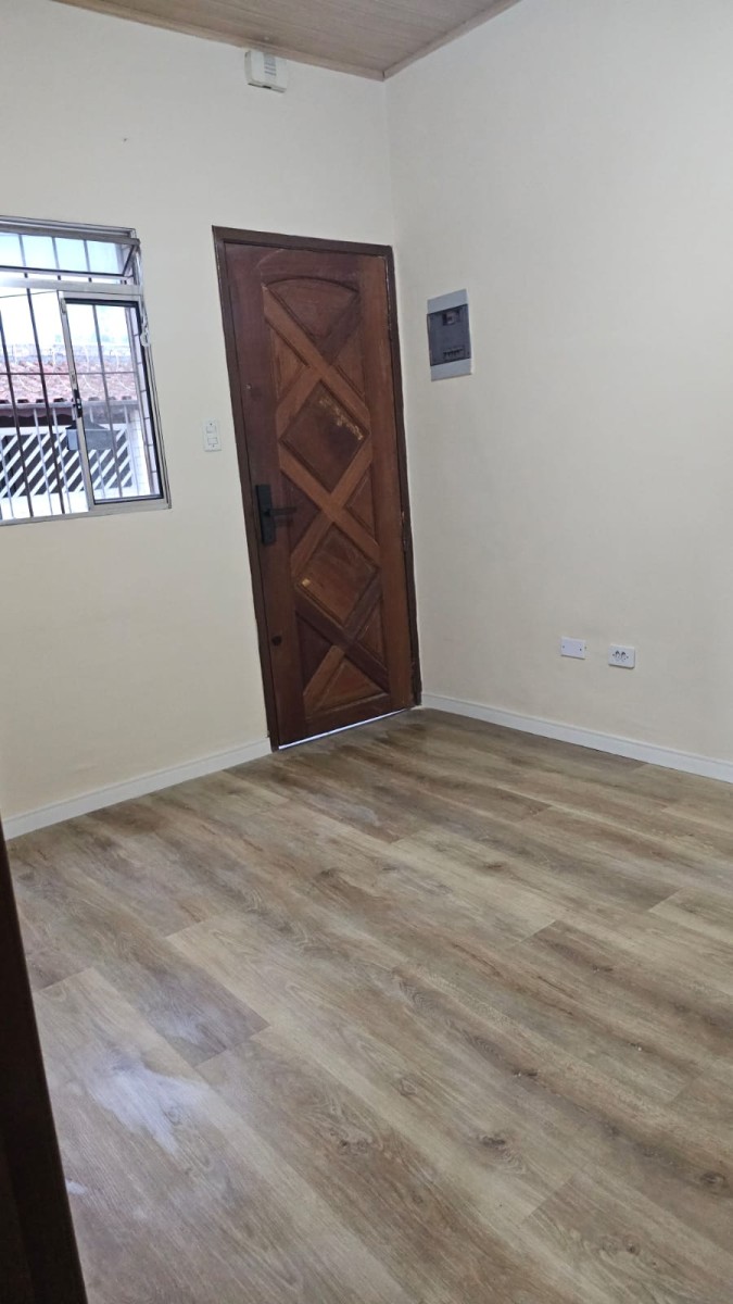 Casa à venda de 2 dormitórios, com garagem no Centro da cidade de São Vicente SP