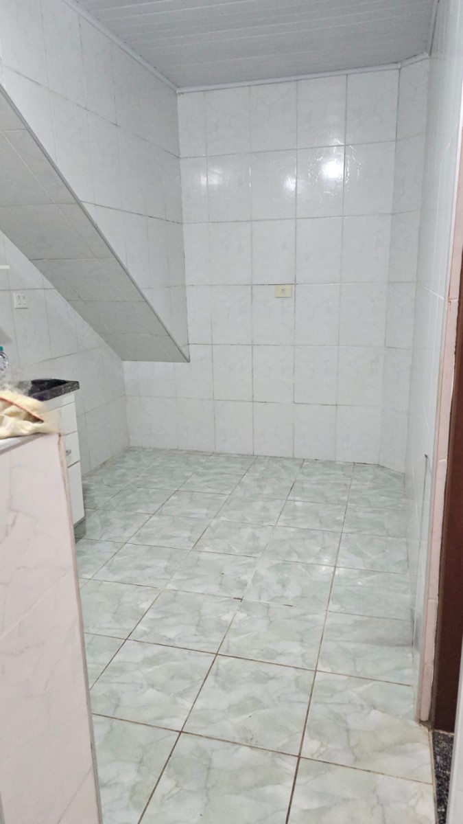 Casa à venda de 2 dormitórios, com garagem no Centro da cidade de São Vicente SP