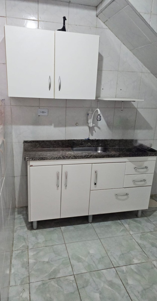 Casa à venda de 2 dormitórios, com garagem no Centro da cidade de São Vicente SP