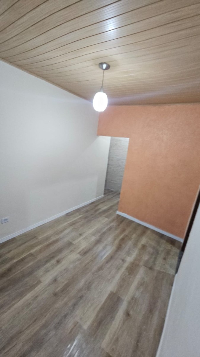 Casa à venda de 2 dormitórios, com garagem no Centro da cidade de São Vicente SP
