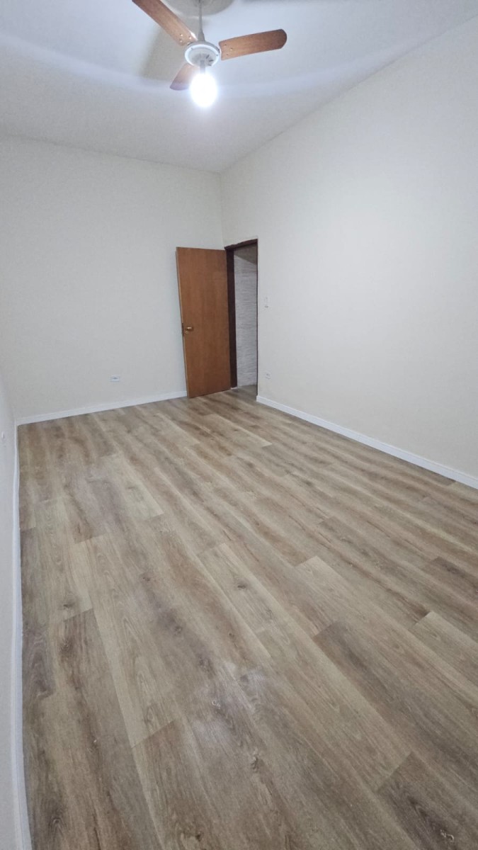 Casa à venda de 2 dormitórios, com garagem no Centro da cidade de São Vicente SP