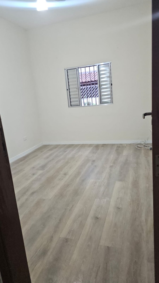 Casa à venda de 2 dormitórios, com garagem no Centro da cidade de São Vicente SP