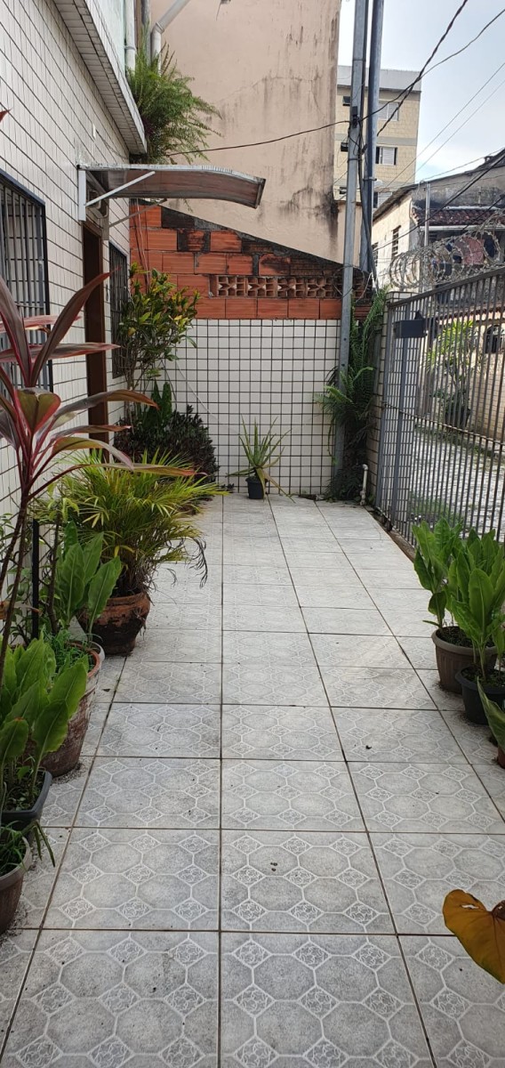 Casa à venda de 2 dormitórios, com garagem no Centro da cidade de São Vicente SP