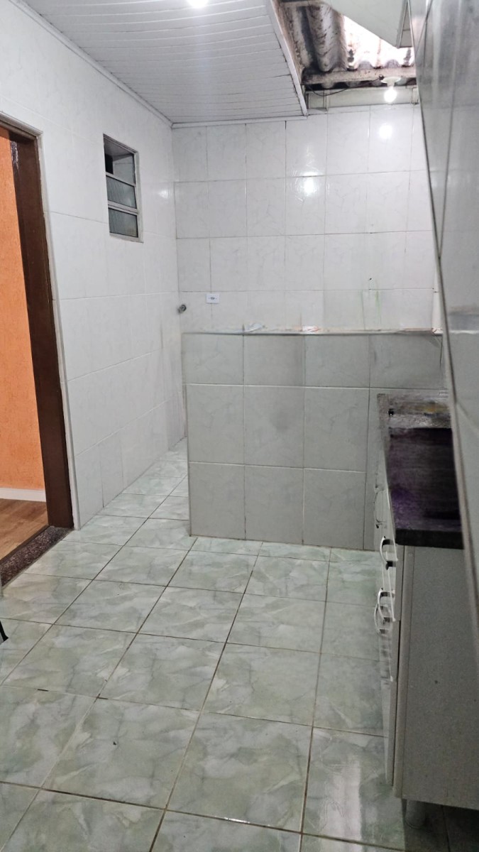 Casa à venda de 2 dormitórios, com garagem no Centro da cidade de São Vicente SP