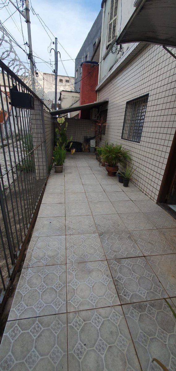Casa à venda de 2 dormitórios, com garagem no Centro da cidade de São Vicente SP
