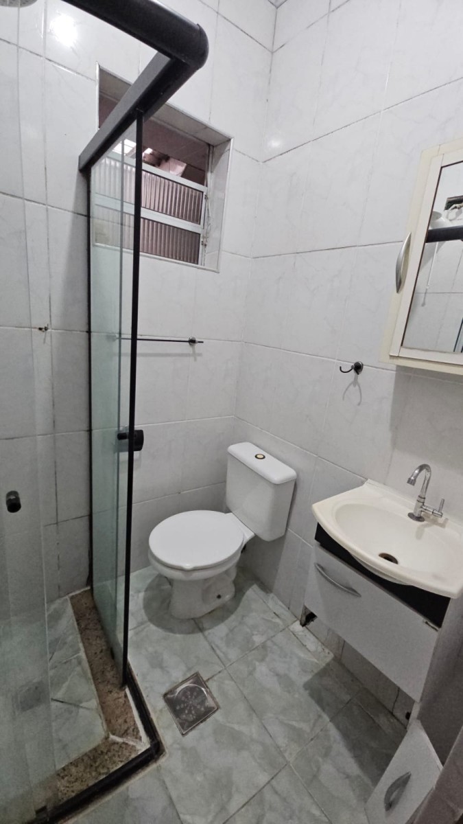 Casa à venda de 2 dormitórios, com garagem no Centro da cidade de São Vicente SP