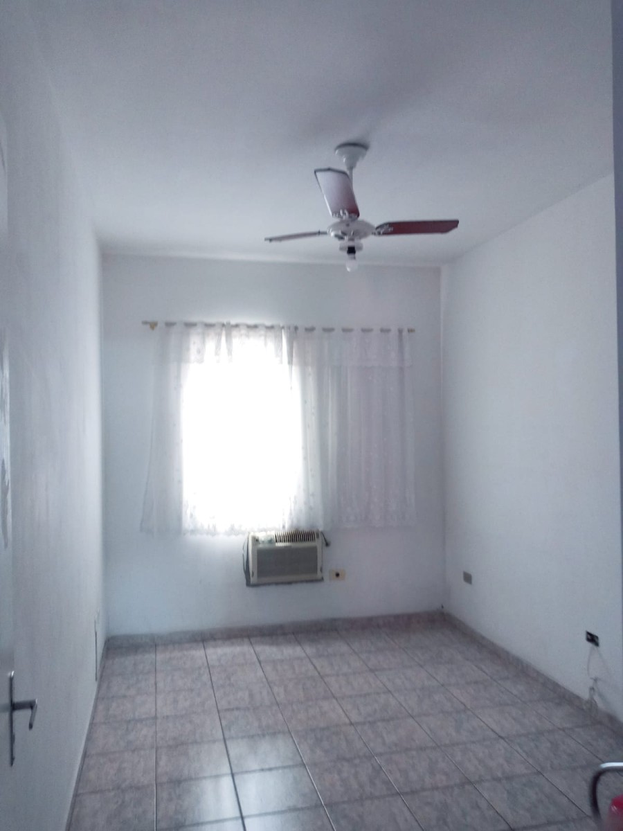 Casa sobreposta baixa à venda de 2 dormitórios com garagem em São Vicente SP