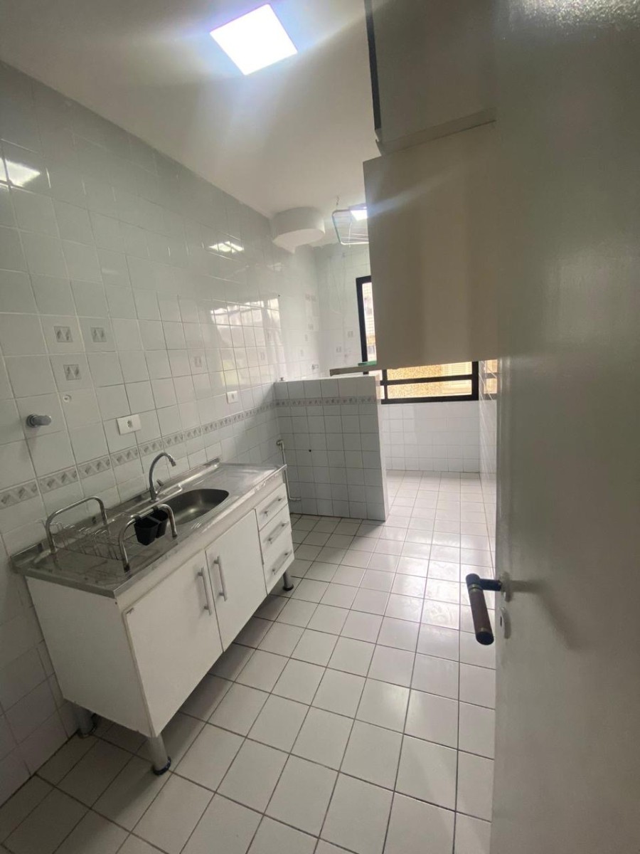 Apartamento à venda com 1 dormitório, com garagem, reformado, avenida presidente Wilson, São Vicente, SP