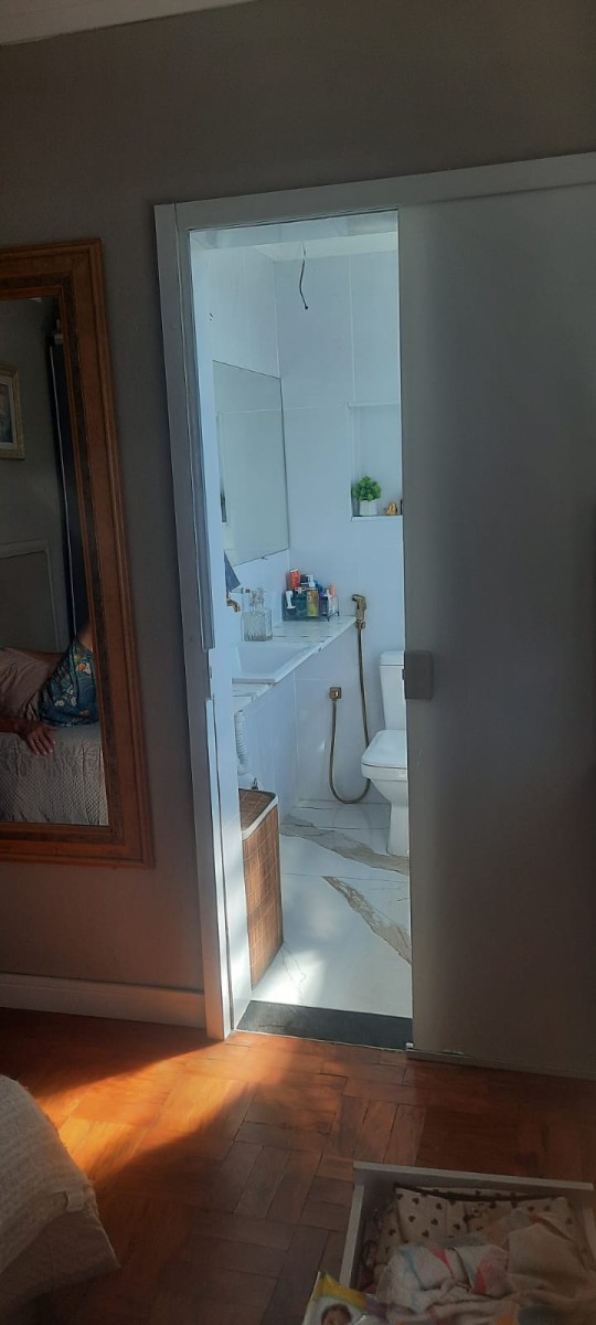 Apartamento à venda de 2 dormitórios com garagem em São Vicente SP