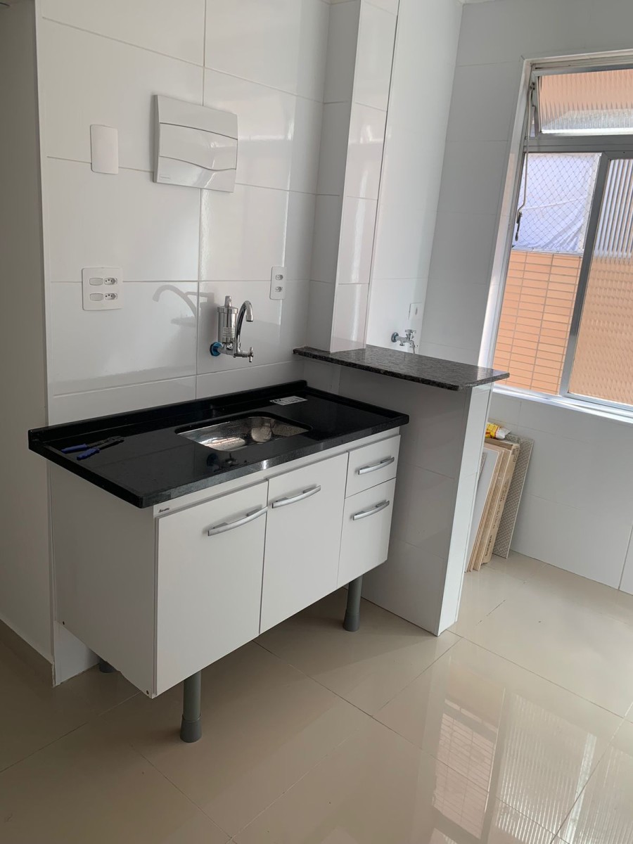 Apartamento 1 dormitório reformado à venda em São Vicente SP.