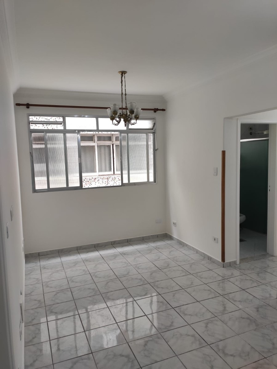 Apartamento de 2 dormitórios à venda com garagem em São Vicente SP.