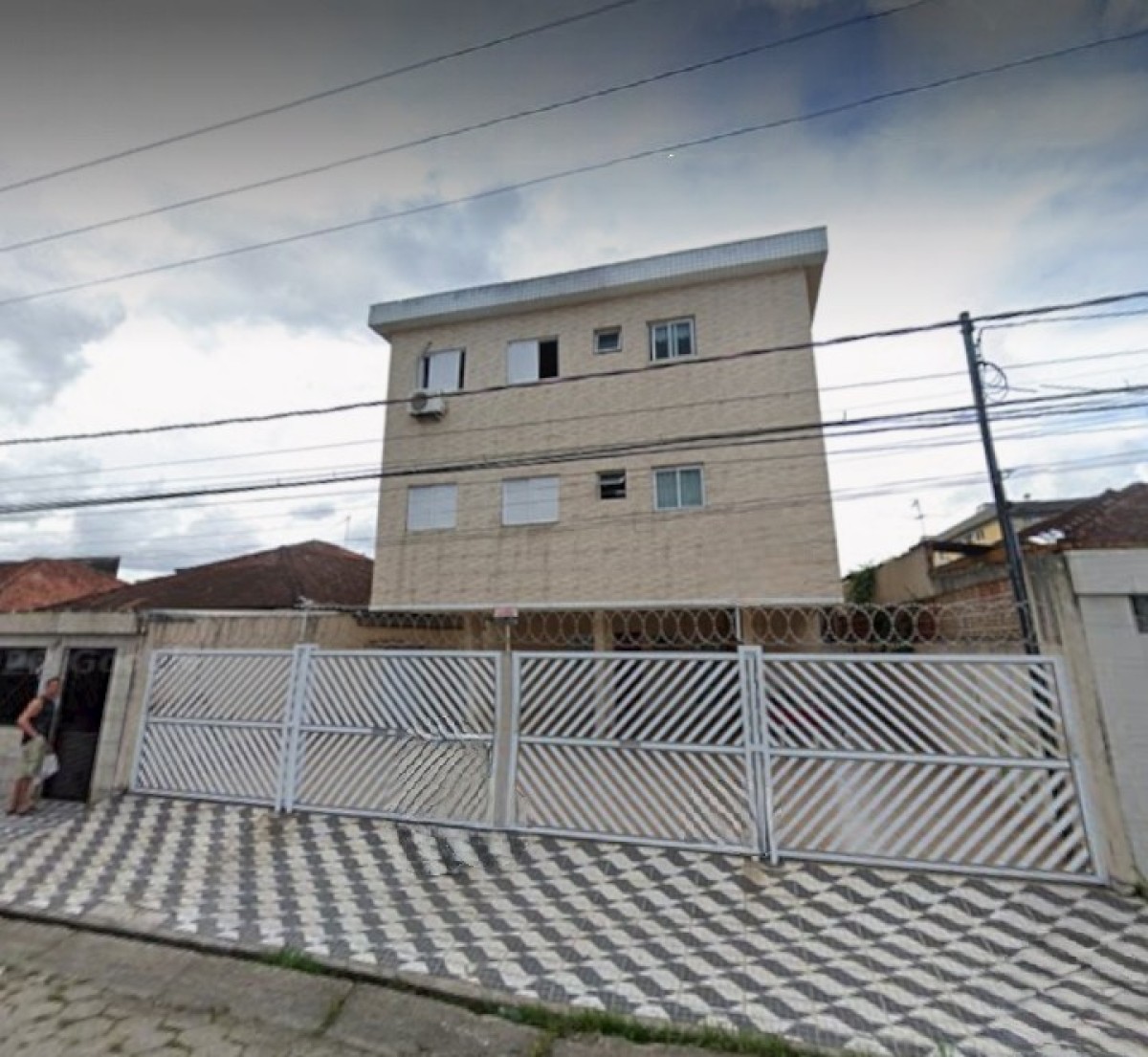 Apartamento de 2 dormitórios à venda com garagem em São Vicente SP.