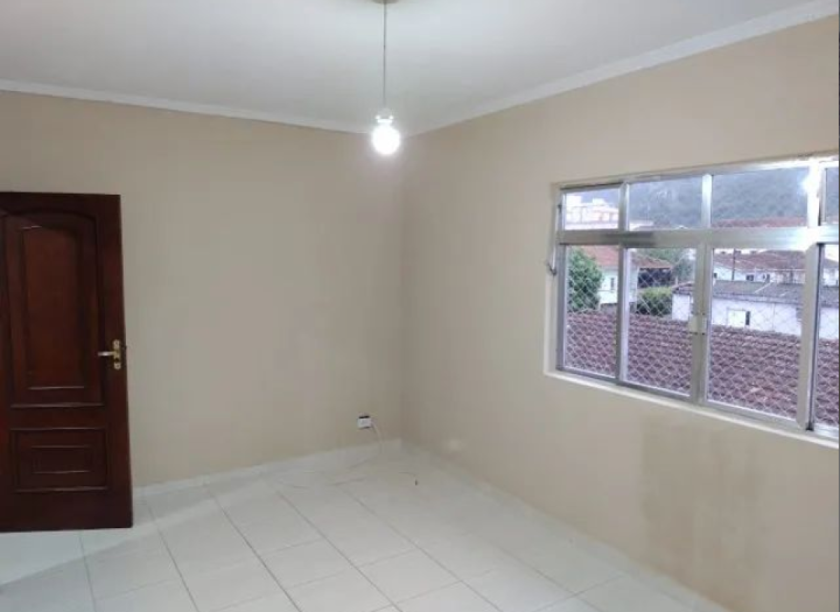 Apartamento de 2 dormitórios à venda com garagem em São Vicente SP.