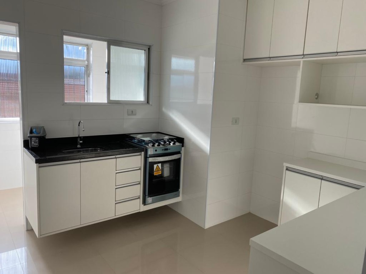 Apartamento de 2 dormitórios à venda com garagem em São Vicente SP.