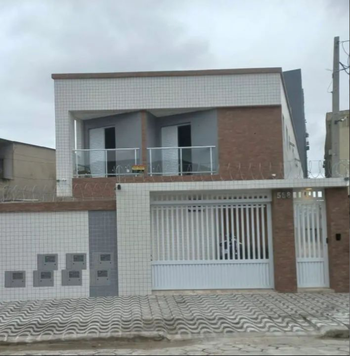 Locação sala living com garagem em São Vicente SP.