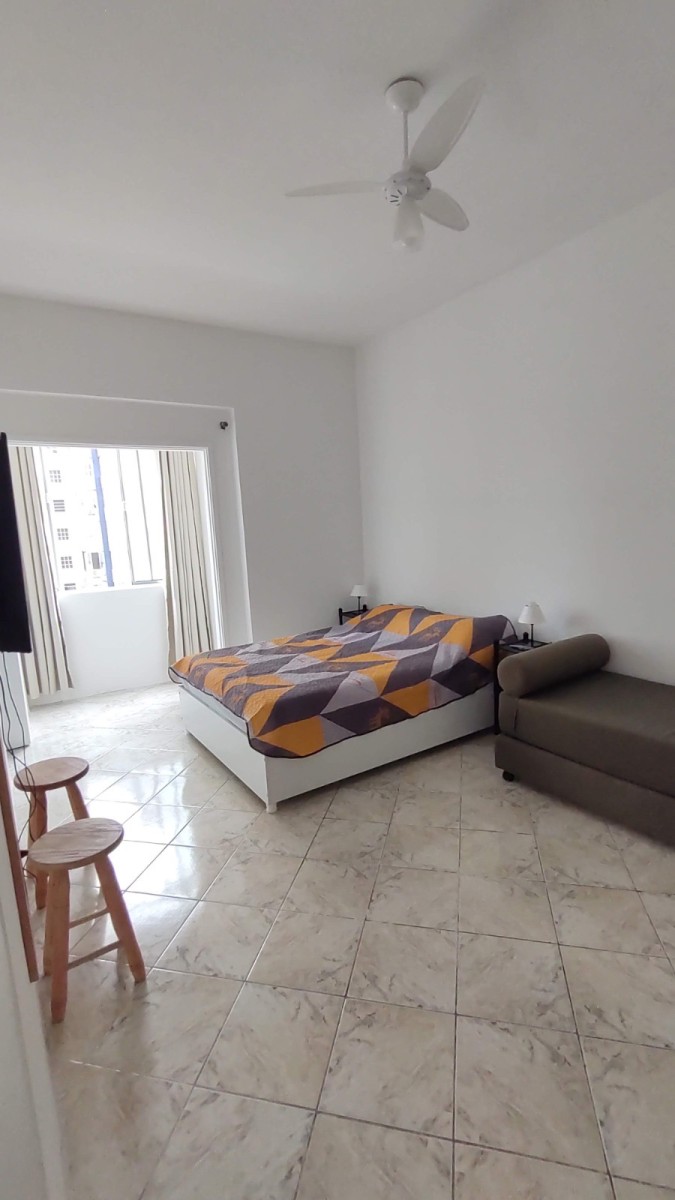 Apartamento à Venda – Sala Living Reformado | Edifício Veraneio – Itararé, São Vicente